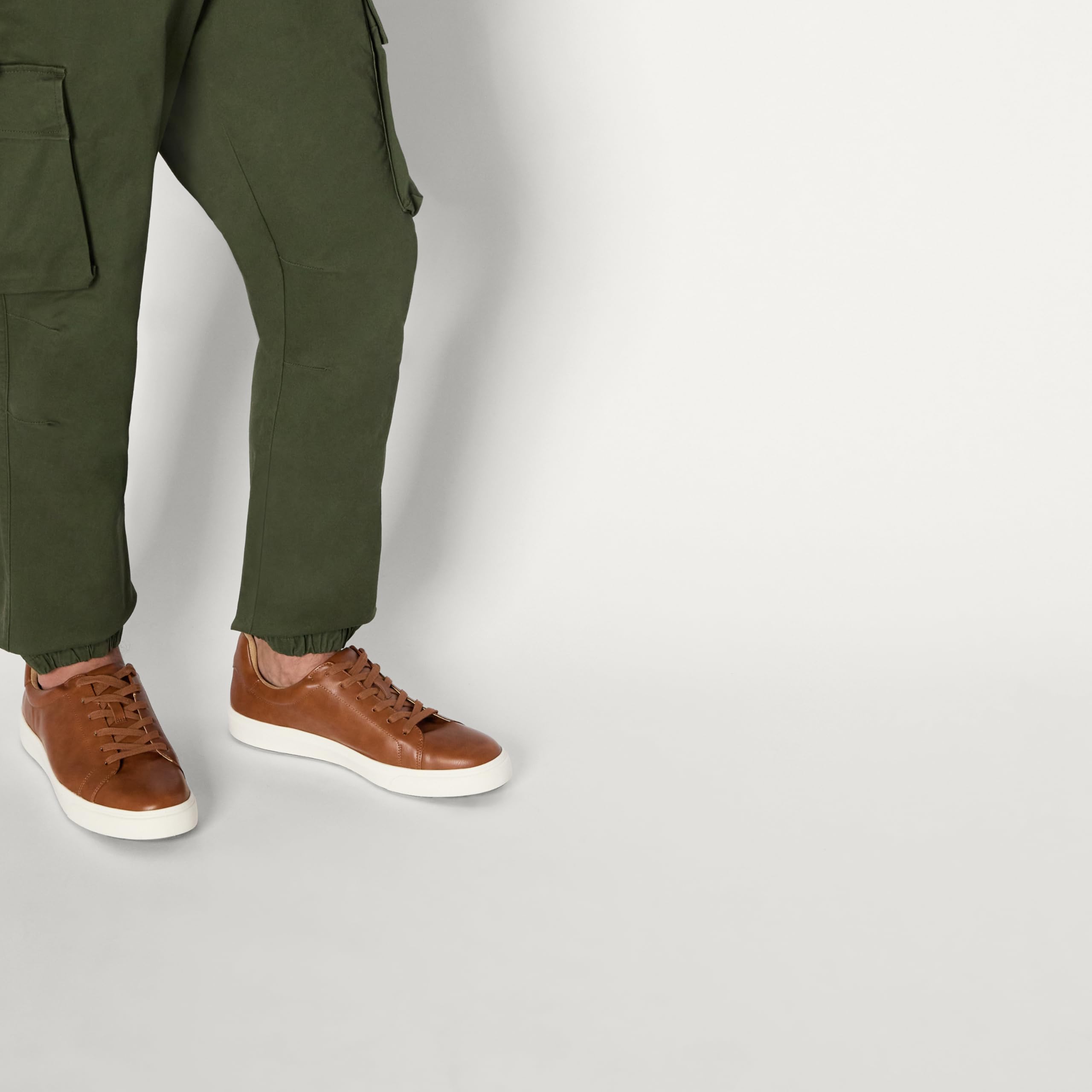 Amazon Essentials Men's Low Top Classic Sneakers, Tan, 10.5